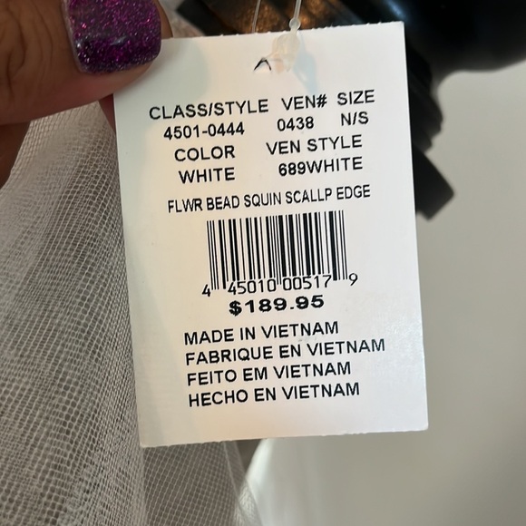 David’s bridal white wedding dress never used size 9. Comes with veil and belt - Picture 12 of 16